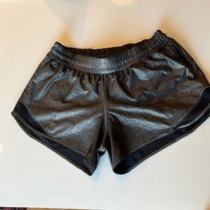 Lululemon Hotty Hot Short II 4” inseam Foil silver/black